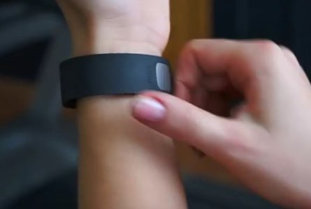 Самым популярным фитнес-трекером для новогоднего подарка стал Fitbit Charge